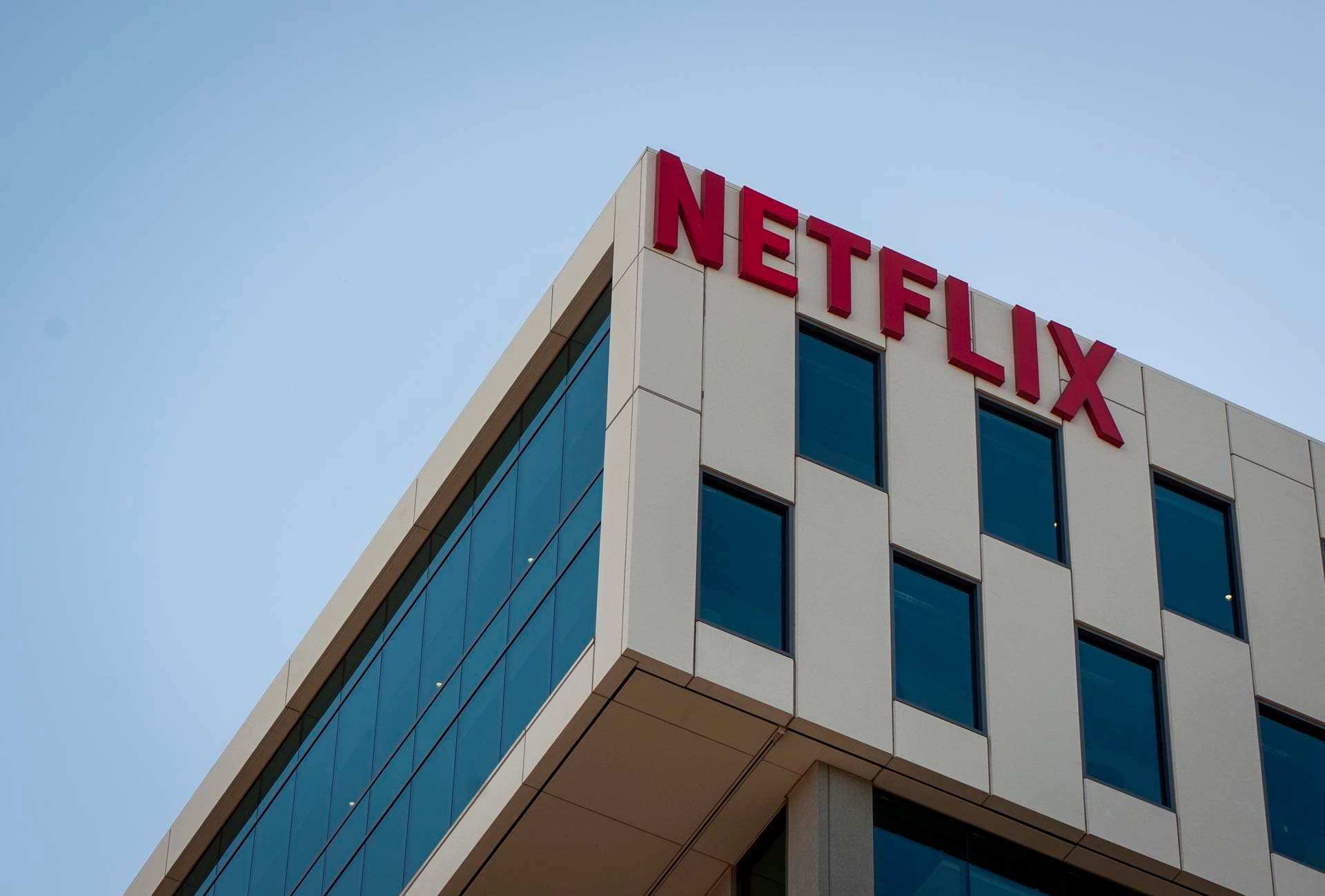 Netflix se retira de la batalla por la compra de Warner tras la nueva oferta de Paramount