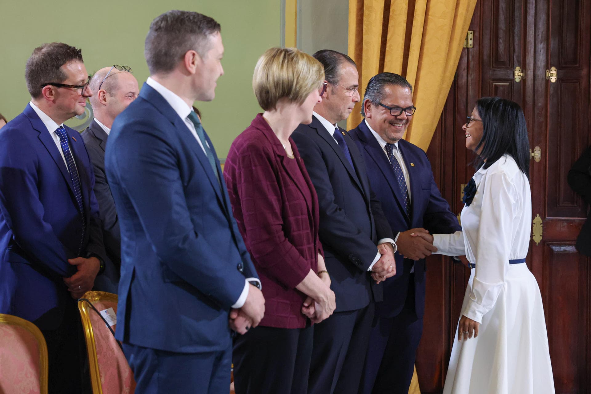 Venezuela firma acuerdo que expande operaciones de Chevron para la producción petrolera