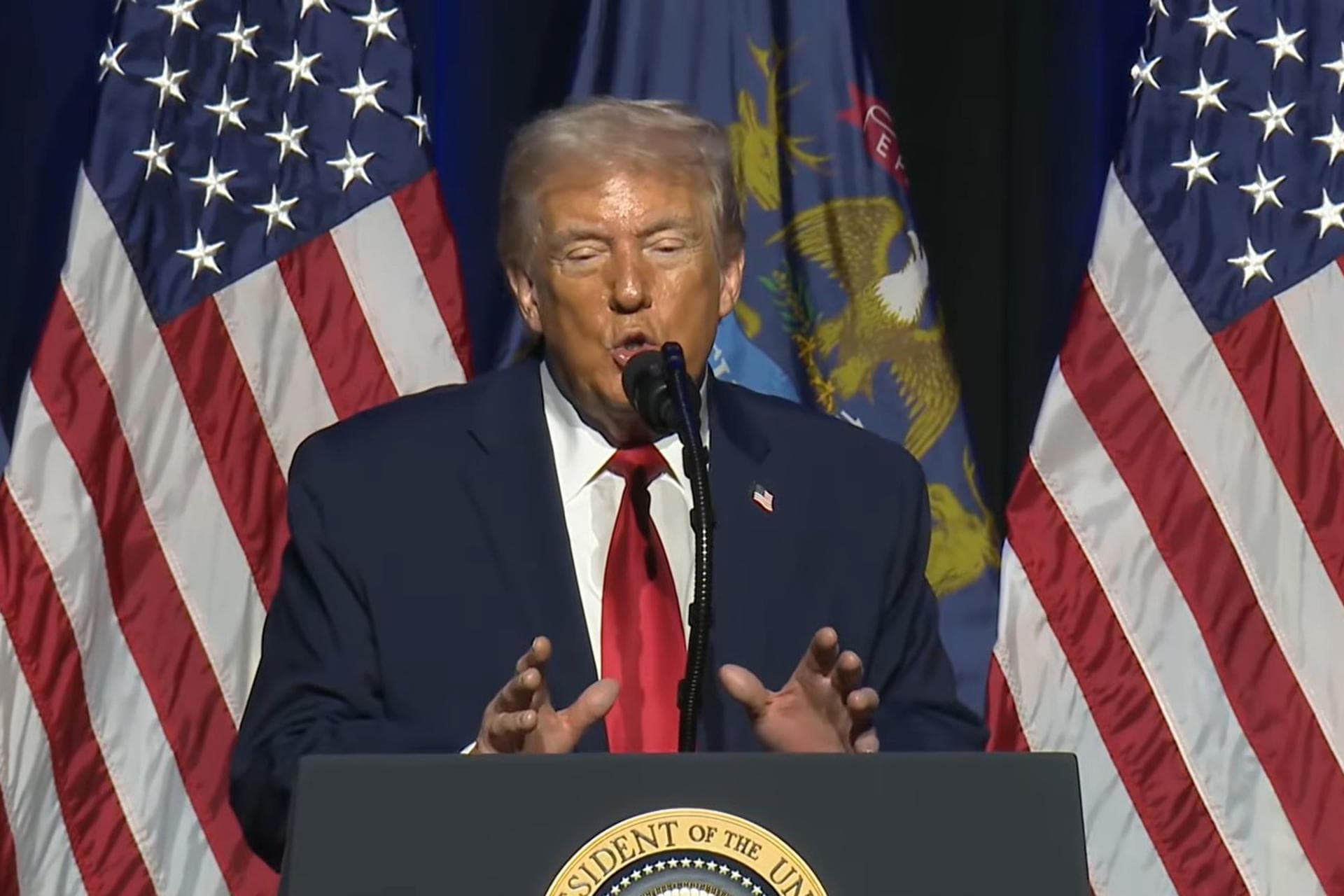 Trump llama "cretino" al presidente de la Reserva Federal y dice que "se irá pronto"